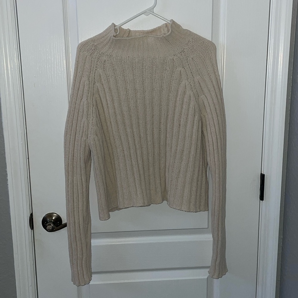 WHITE SWEATER
